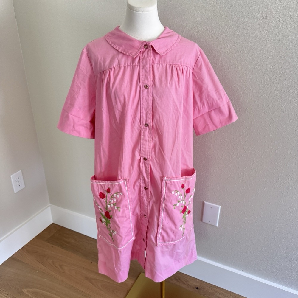 Vtg 50s 60s Pink House Model's Coat Snap Embroidered Floral Pockets Granny Core